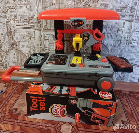 Стол-чемодан с инструментами