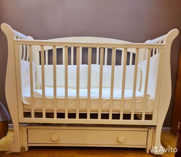 Детская кроватка с маятником, матрасом и бортиками