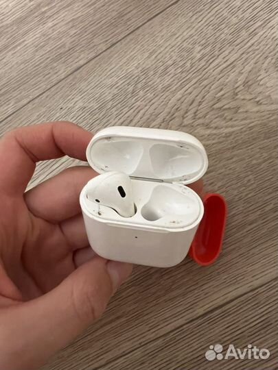 Кейс AirPods с одним наушником