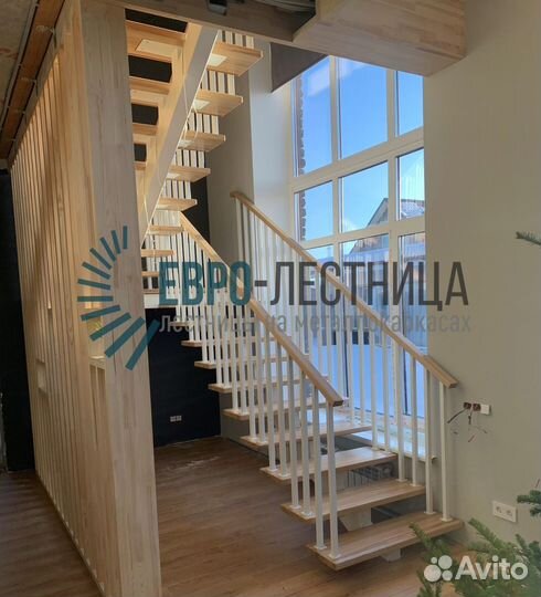 Лестница на второй этаж, перила 