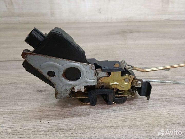 Замок передней правой двери kia Rio 1