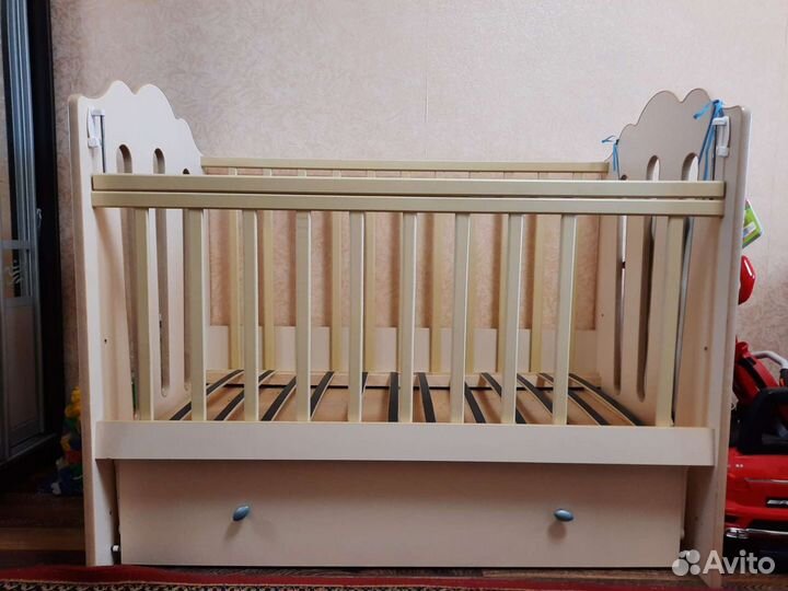 Детская кроватка с поперечным маятником