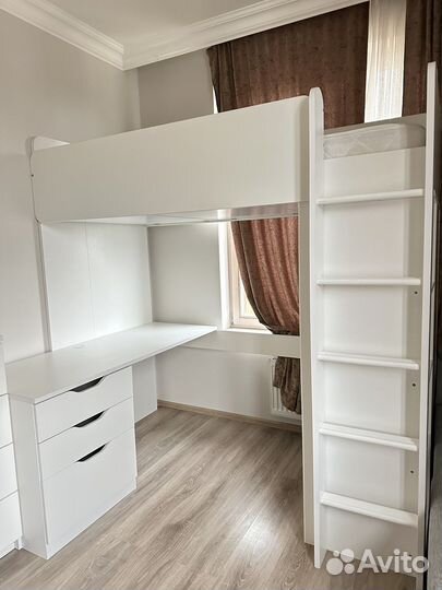 Кровать чердак со столом и шкафом
