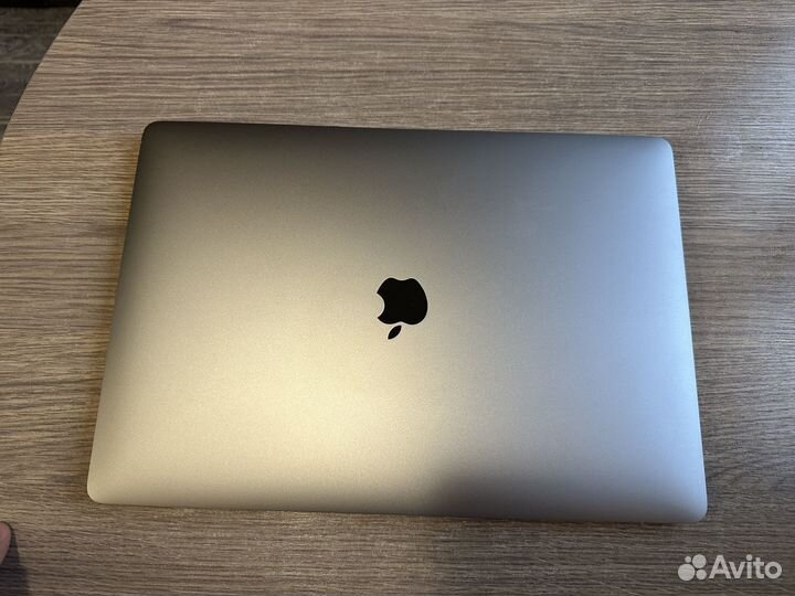 Apple macbook pro 15 2019 i7/16/256/Radeon 555X