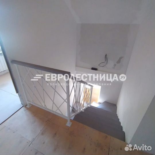 Лестница на металлическом каркасе