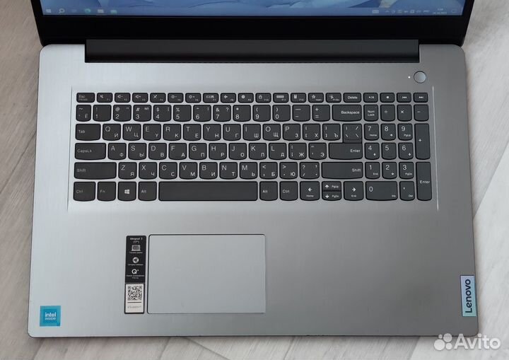 Lenovo как новый/Дисплей 17.3/Intel\SSD 256/ozu 8