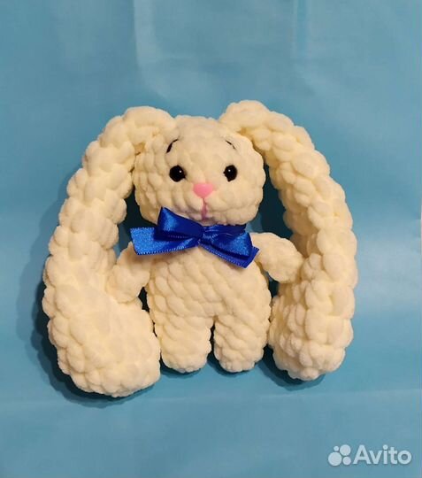 Плюшевая вязаная зайка