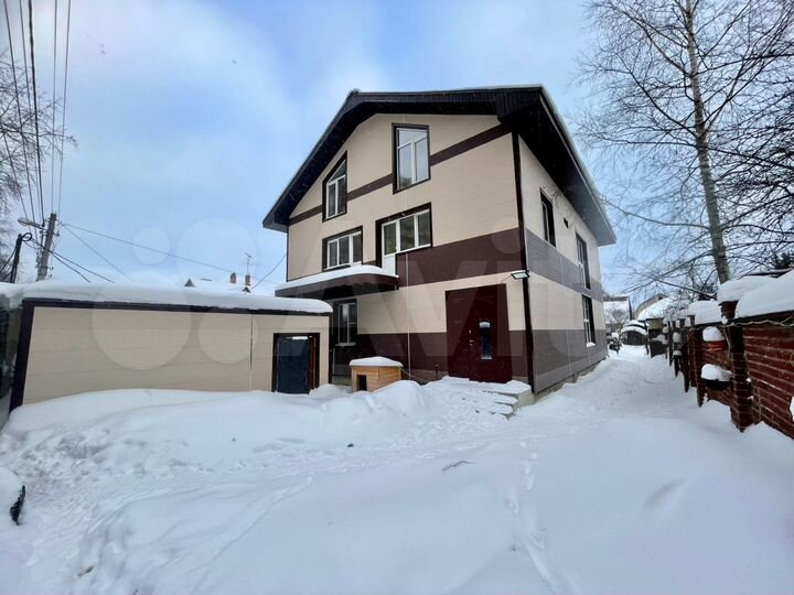 Дом 369,6 м² на участке 8,3 сот.