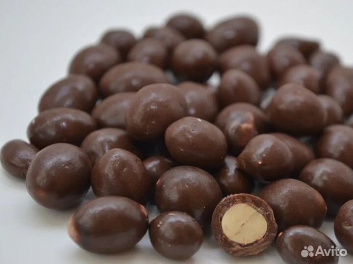 Фундук в темной шоколадной глазури