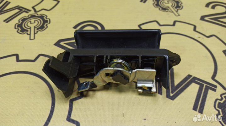 Ручка двери багажника Toyota Ist NCP61 1NZ-FE