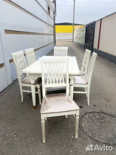 Стол и стулья