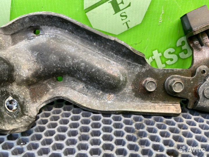 Ролик раздвижной двери задний правый Mazda Mpv