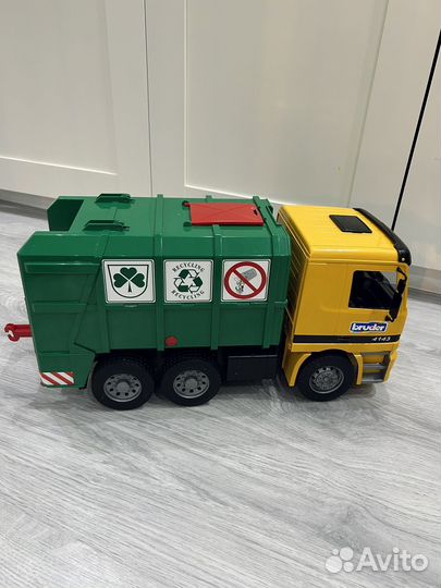Bruder мусоровоз с баком