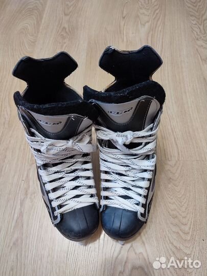 Шлем, коньки, клюшка для хоккея