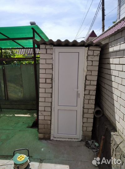 Пластиковая дверь