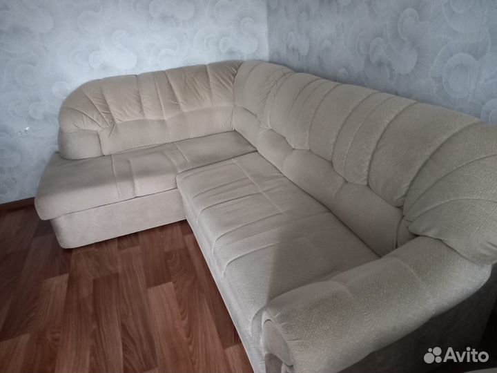 Угловой диван и кресло