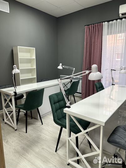 Рабочее место мастера маникюра у ТЦ Три кота