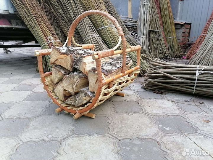 Плетёная дровница для камина