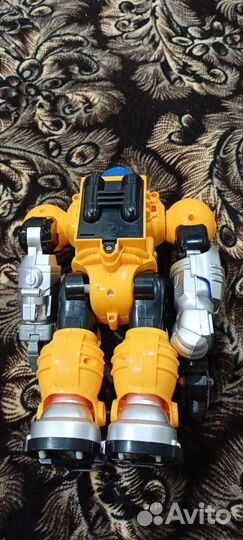 Игрушка робот на батарейках