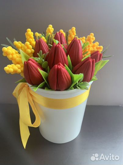 Тюльпаны с мимозой