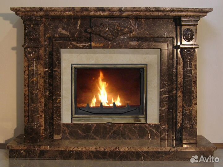 Камин из коричневого мрамора
