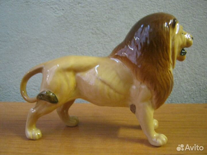 Фарфоровая cтатуэтка 