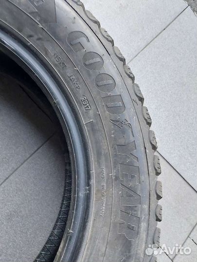 Goodyear UltraGrip Ice Arctic SUV 215/60 R17 100T