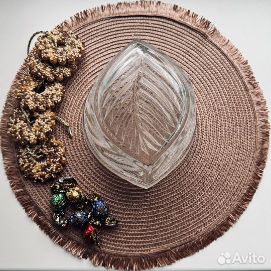 Хрустальная салатница в форме листа