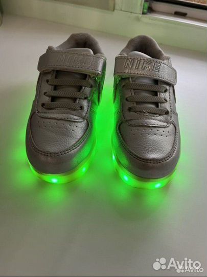 Кроссовки Nike детские 26р,оригинал,10 режимов,usb