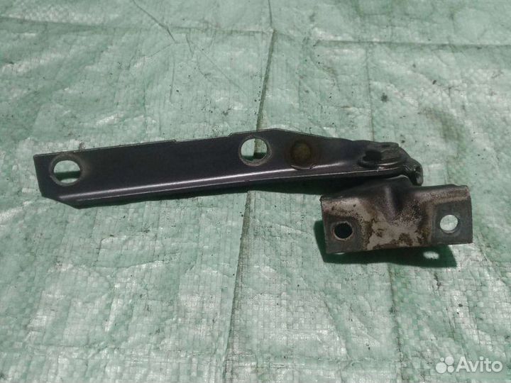 Петля капота правая Audi 80 B3 седан 1.8I 1989