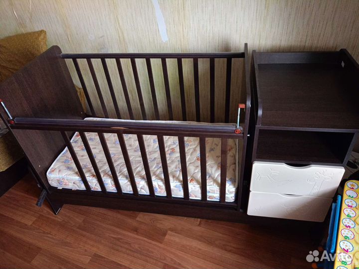 Детская кроватка с маятником