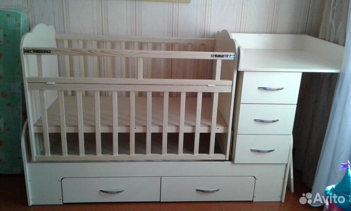 Детская кроватка с маятником и комодом