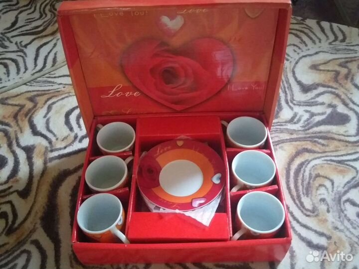 Набор чашек с блюдцами под кофе