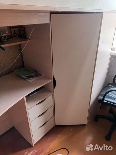 Детская кровать чердак со столом и шкафом