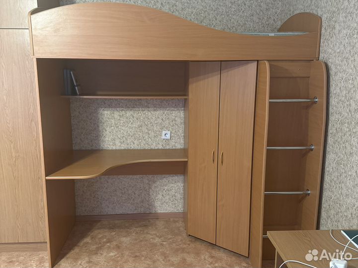 Детский уголок с кроватью, столом и шкафом