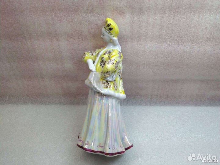 Фарфоровая фигурка лебёдушка. Дулёво