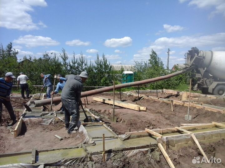 Бетонирование фундаментов с миксера. Желоб для заливки бетона. Желоб для заливки бетона с миксера. Бетононасос с миксером 2 в 1. Бетононасос 33м.