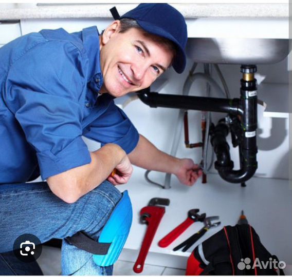 Сантехник заменя сифона, смесителя