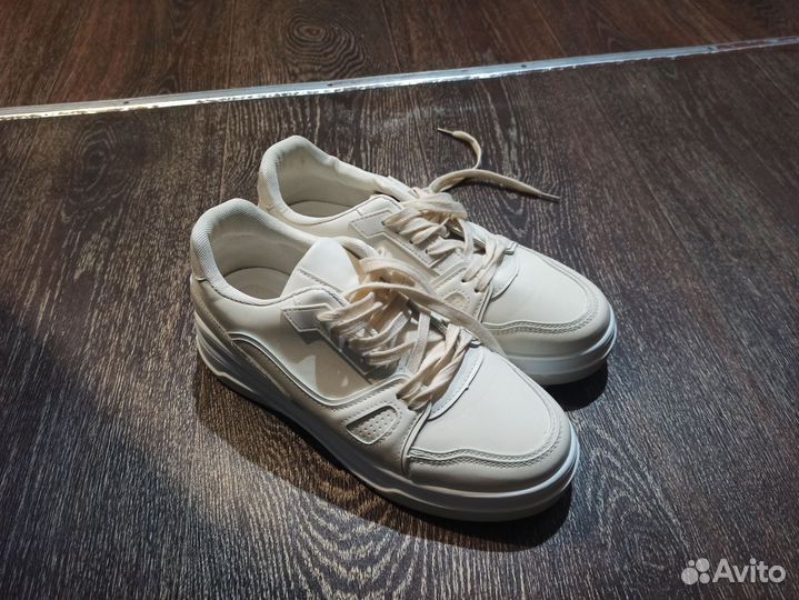 Кроссовки женские