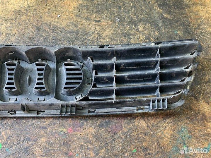 Решетка радиатора Audi A6 C5 (4B) 2004