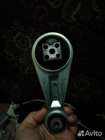 Штанга подвески двигателя