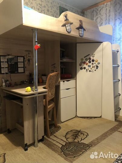 Детская кровать чердак со столом и шкафом