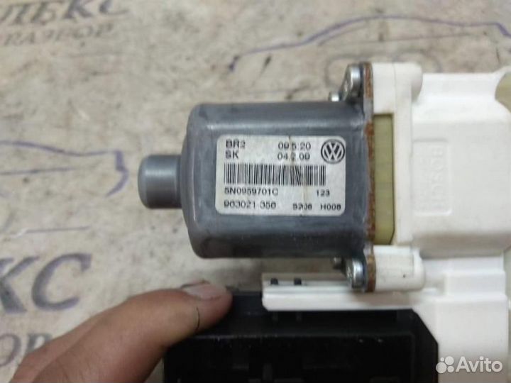 Моторчик стеклоподъемника передний левый VW Tigua