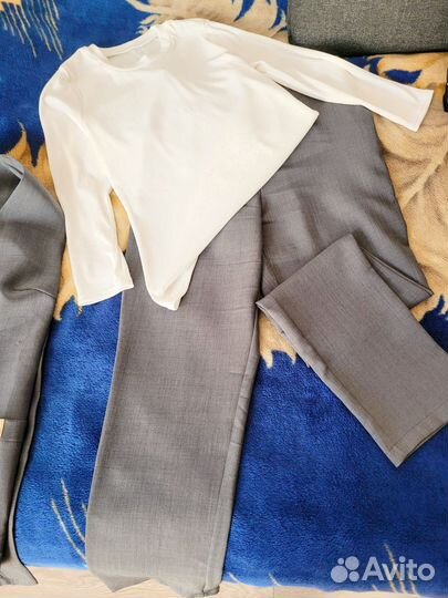 Костюм 3ка серый с жилетку р. 48