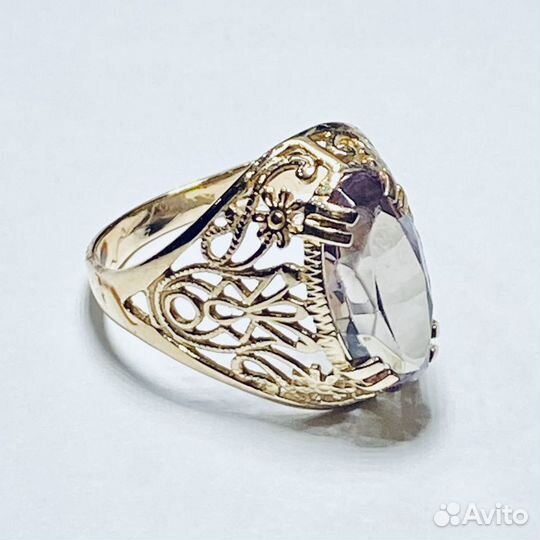 Золотое кольцо с камнем