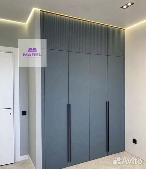 Яркий стильный шкаф купе