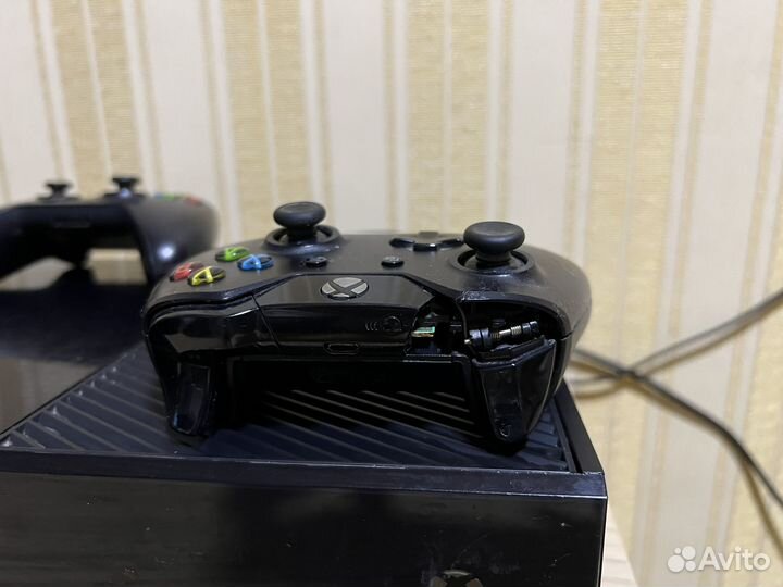 Xbox One с двумя геймпадами