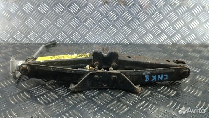 Домкрат на Ford Transit Connect 1