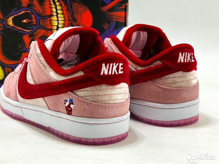 Кроссовки Nike Dunk Low Strange Love