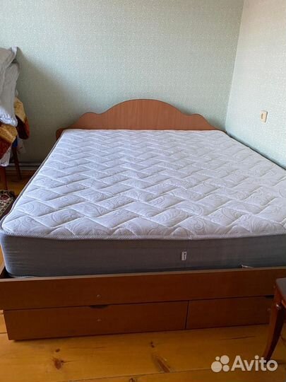 Кровать с новым матрасом